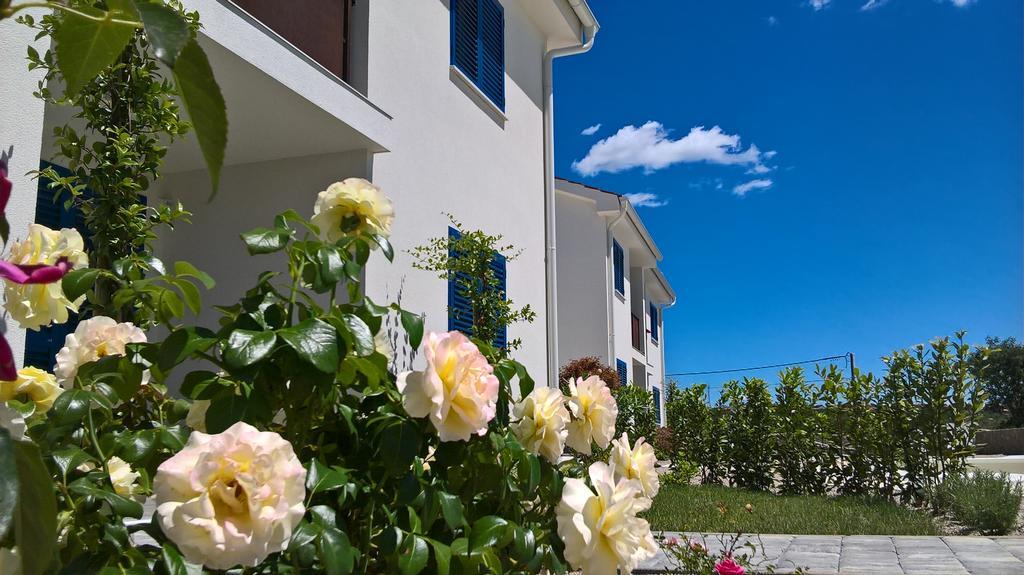 Wabi Sabi Resort & Apartments Brzac Buitenkant foto